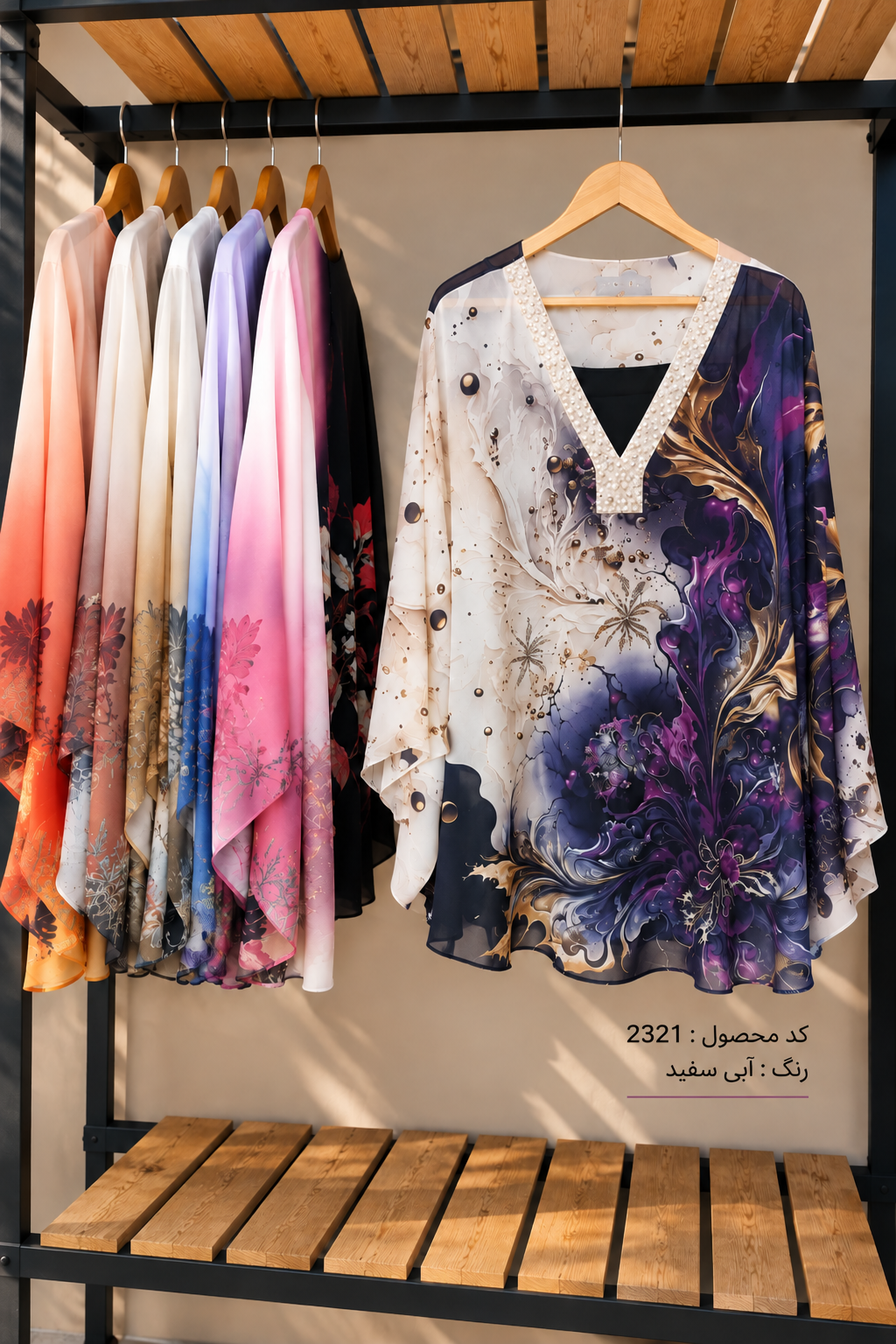 splus-2321-blue-white-printed-blouse-hanger.webp شومیز طرحدار کد ۲۳۲۱ با برچسب رنگ آبی سفید روی رگال و یقه هفت مهرهدوزی