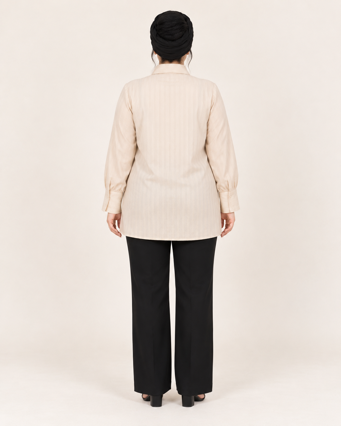 splus-2326-cream-striped-blouse-back.webp نمای پشت شومیز زنانه کرم راهراه اسپلاس کد ۲۳۲۶ با برش افقی بالای پشت، چین مرکزی و آستین بلند