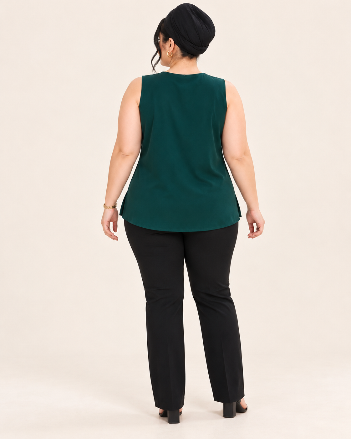 splus-4407-emerald-green-v-neck-top-back.webp نمای پشت تاپ یقه هفت زنانه یشمی اسپلاس کد ۴۴۰۷، بدون آستین با یقه گرد کمعمق و فرم آزاد