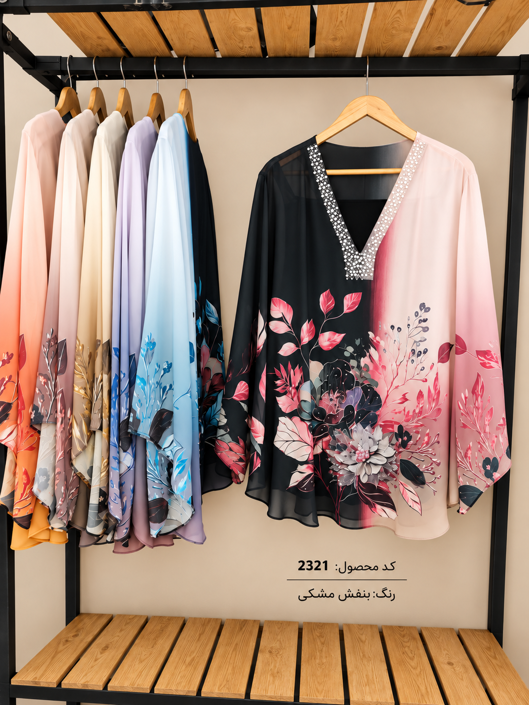 splus-2321-purple-black-printed-blouse-hanger.webp شومیز زنانه طرحدار بنفش مشکی اسپلاس کد ۲۳۲۱ روی رگال با نقوش گلدار و تزئینات یقه