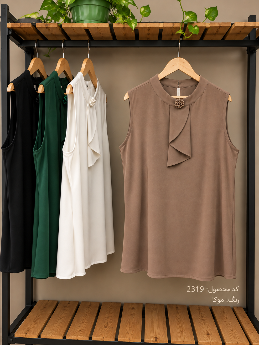 splus-2319-mocha-tie-neck-top-hanger.webp نمای جلوی تاپ زنانه موکا یقه کراواتی اسپلاس کد ۲۳۱۹ روی چوبلباسی با آویز پارچهای لایهدار