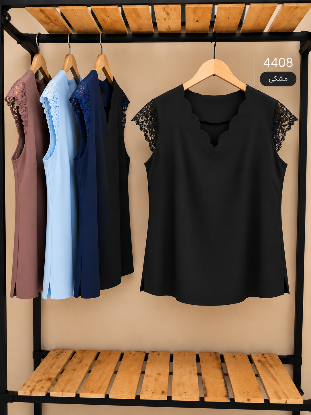 splus-4408-black-hanger.webp نمای روبهروی تاپ دالبری مشکی اسپلاس با آستین کوتاه گیپوری روی رگال
