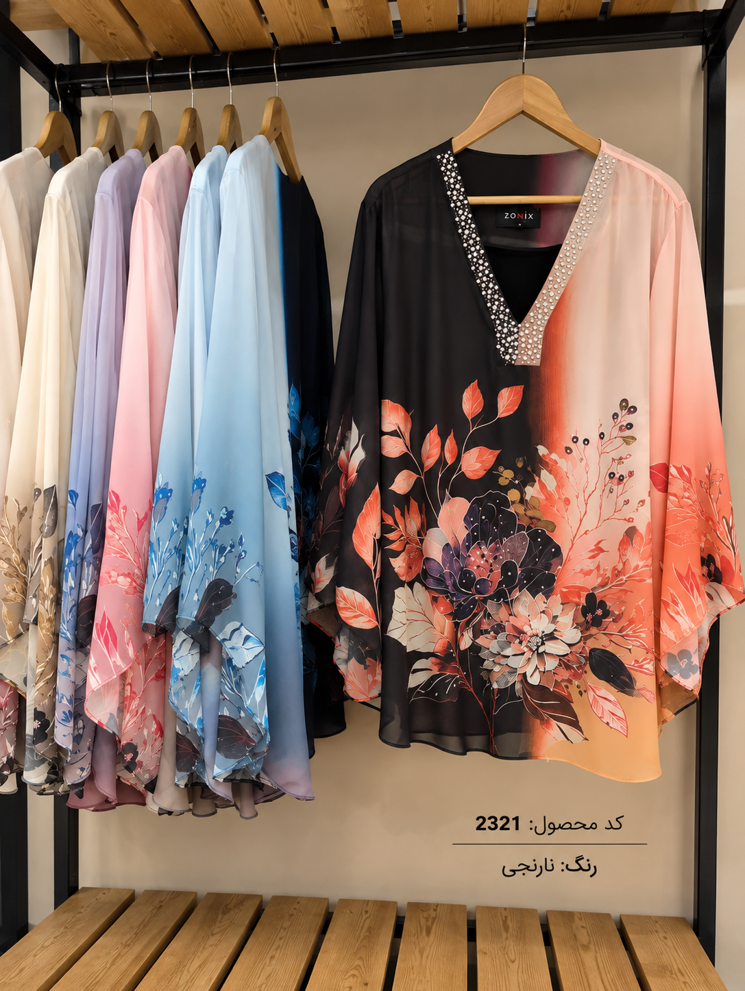 splus-2321-orange-printed-blouse-hanger.webp شومیز طرحدار نارنجی اسپلاس کد ۲۳۲۱ روی رگال با نقوش گلدار و یقه هفت تزئینی