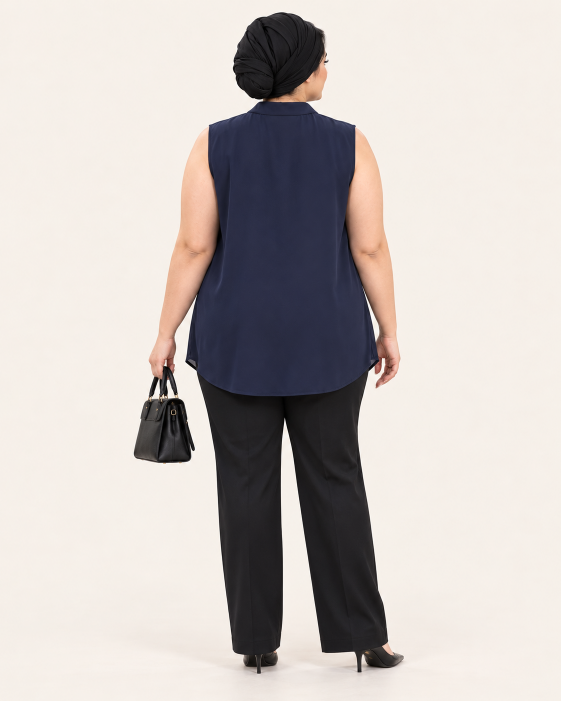 splus-2319-navy-tie-neck-top-back.webp نمای پشت تاپ زنانه سرمهای بدون آستین اسپلاس کد ۲۳۱۹ با برش ساده و پایین هلالی