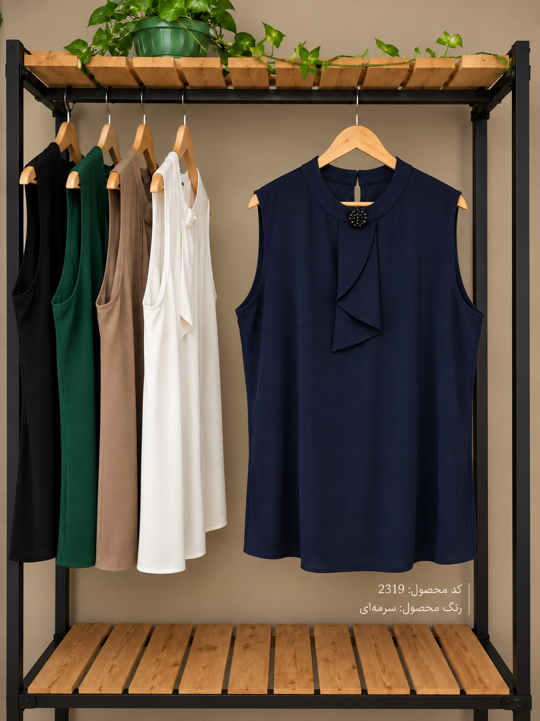 splus-2319-navy-tie-neck-top-hanger.webp تاپ سرمهای یقه کراواتی اسپلاس کد ۲۳۱۹ روی چوبلباسی با نمای جلوی آویز آبشاری