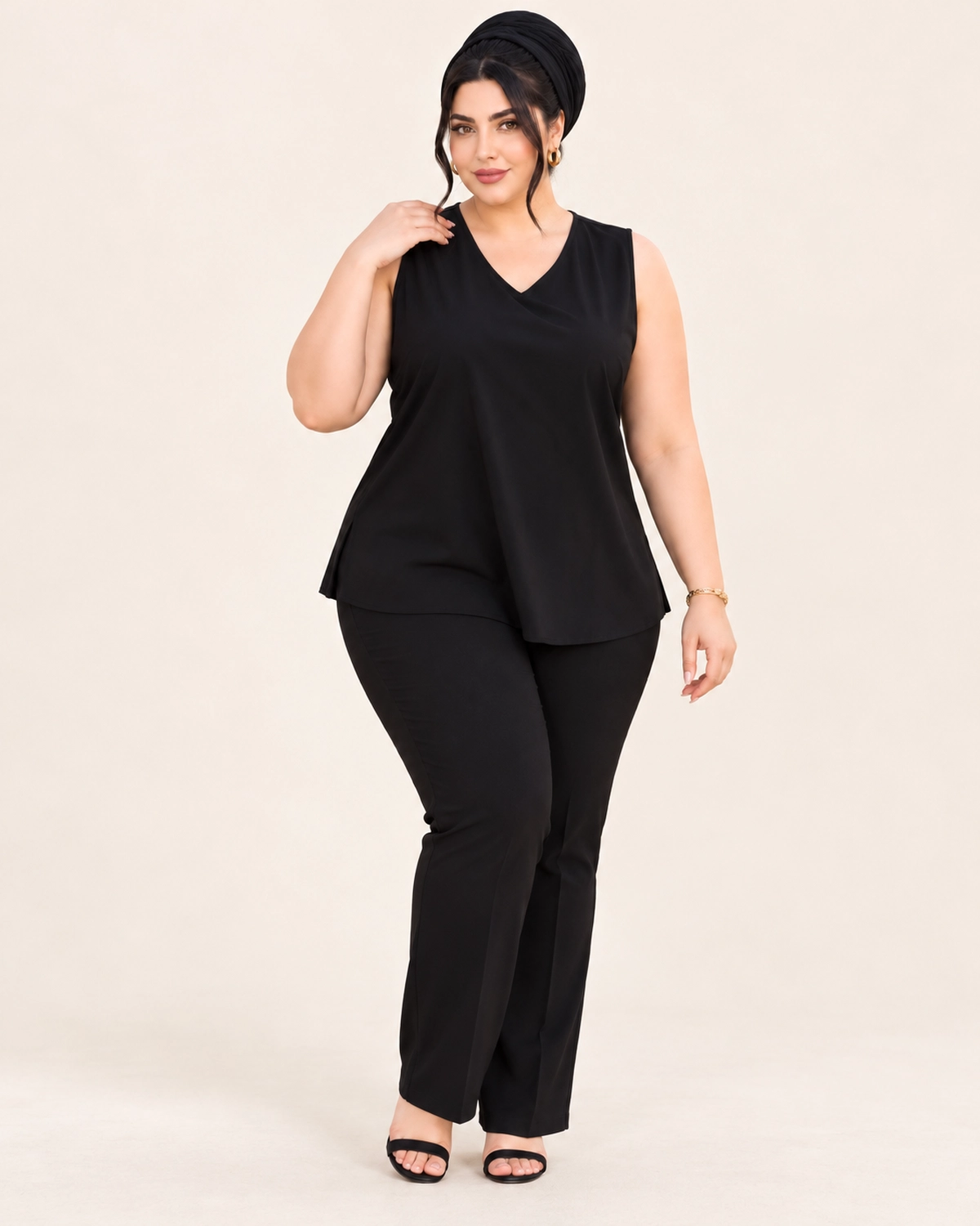 splus-4407-black-v-neck-top-front.webp نمای جلو تاپ مشکی بدون آستین سایز بزرگ اسپلاس کد ۴۴۰۷ با یقه هفت و برش آزاد