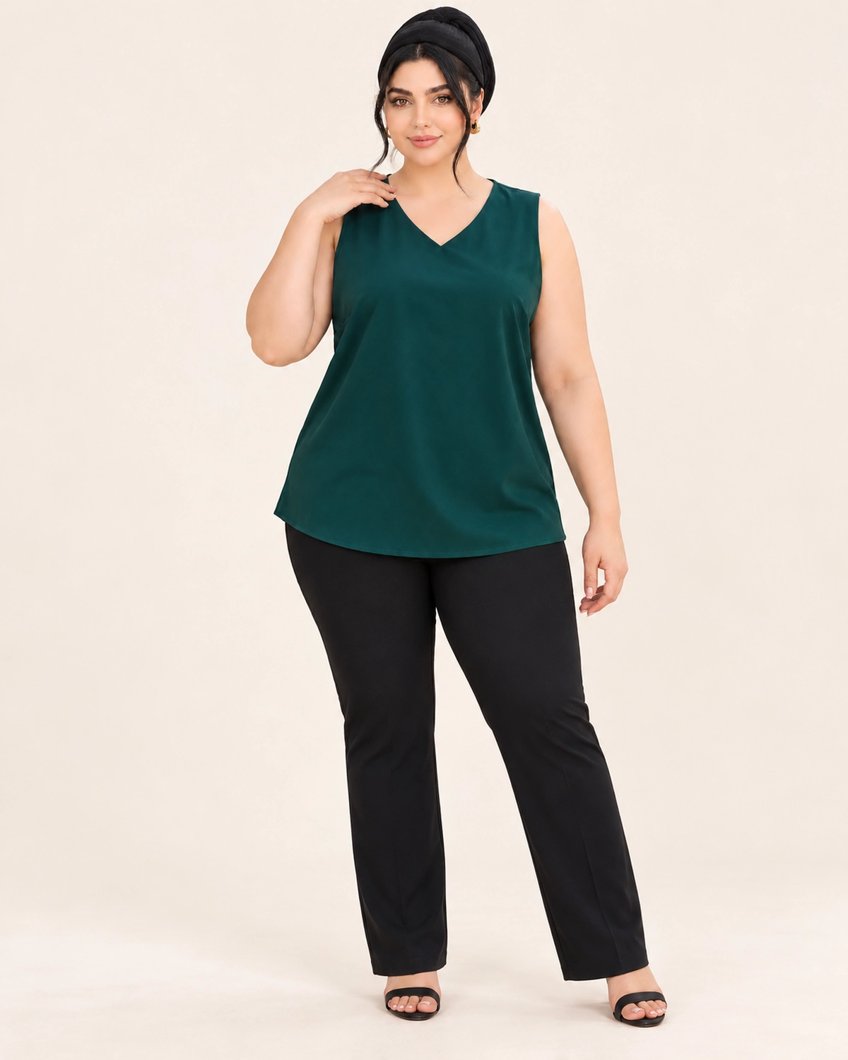 splus-4407-emerald-green-v-neck-top-front.webp تاپ یقه هفت یشمی اسپلاس کد ۴۴۰۷، نمای جلو روی مدل با طراحی بدون آستین و پایین آزاد