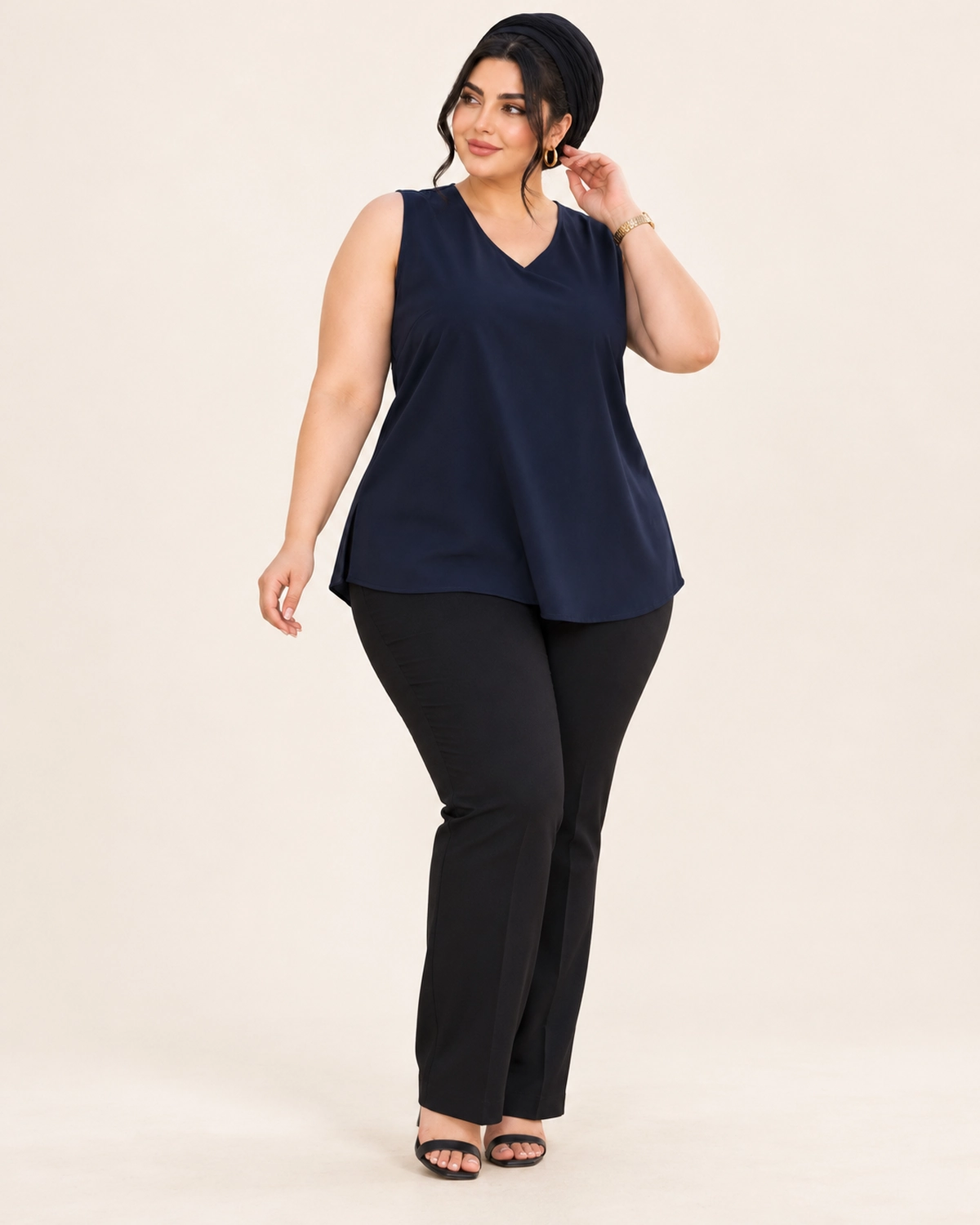 splus-4407-navy-blue-v-neck-top-front.webp نمای جلوی تاپ یقه هفت سرمهای زنانه اسپلاس کد ۴۴۰۷ با برش آزاد و طراحی بدون آستین