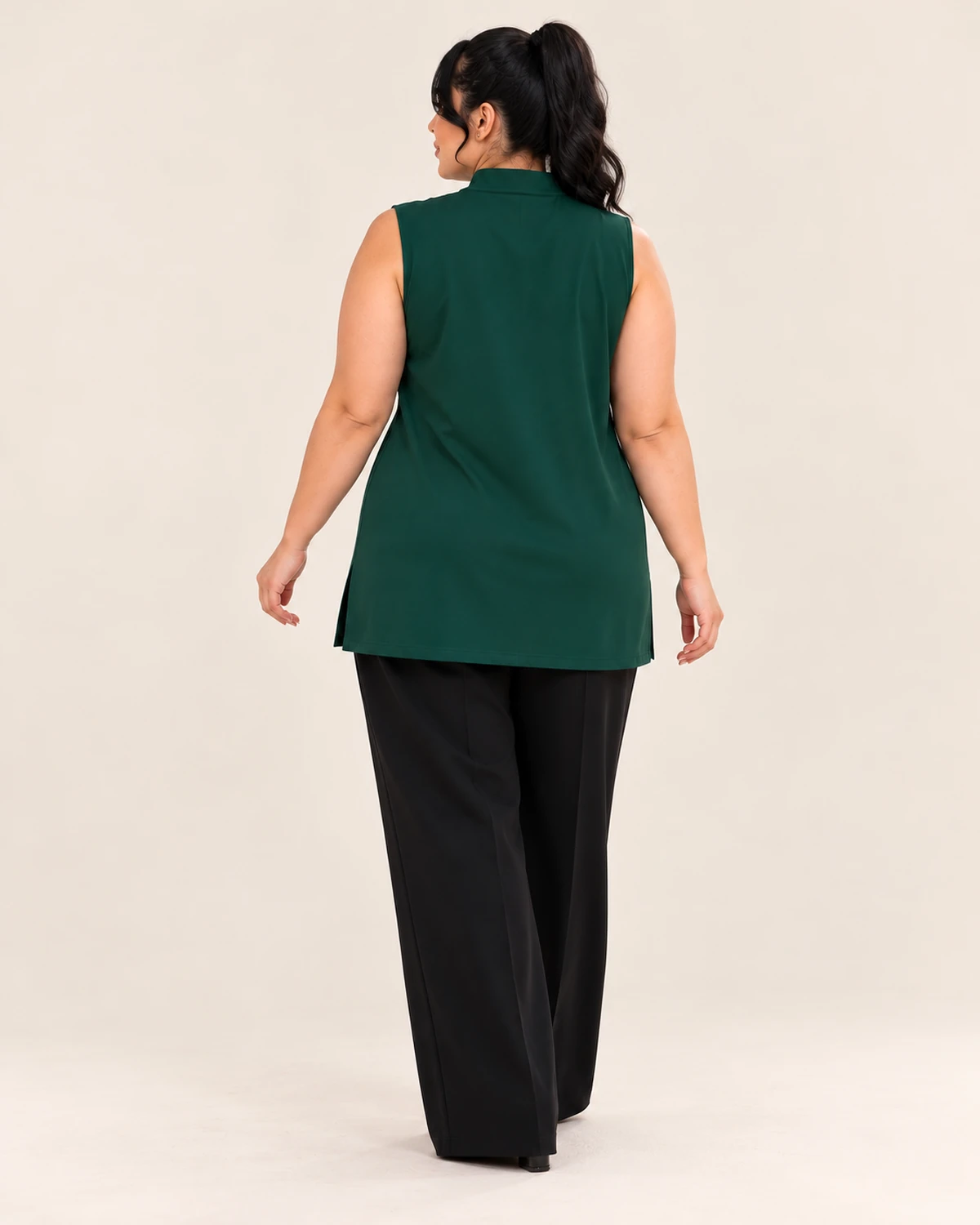 splus-2307-green-pleated-top-back.webp نمای پشت تاپ زنانه سبز تیره بدون آستین اسپلاس کد ۲۳۰۷ با برش ساده و قد بلند