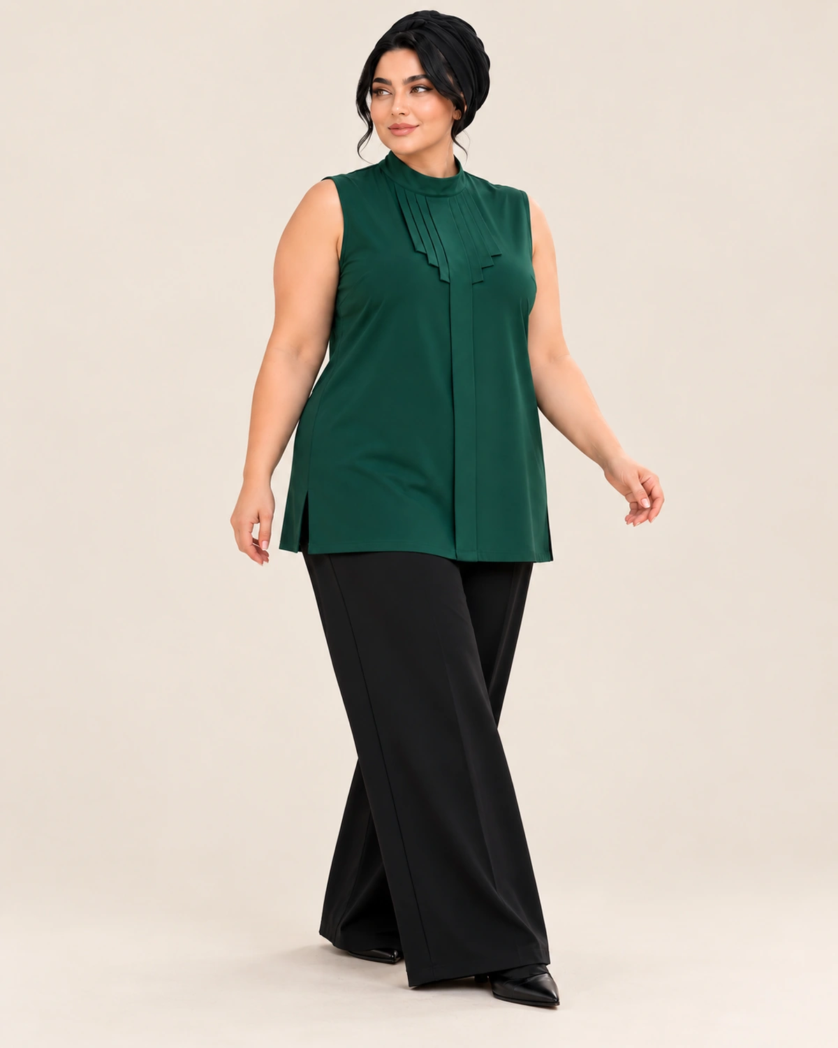 splus-2307-green-pleated-top-front.webp تاپ زنانه سبز تیره یقه پیلهدار اسپلاس کد ۲۳۰۷ در نمای جلو و سهرخ