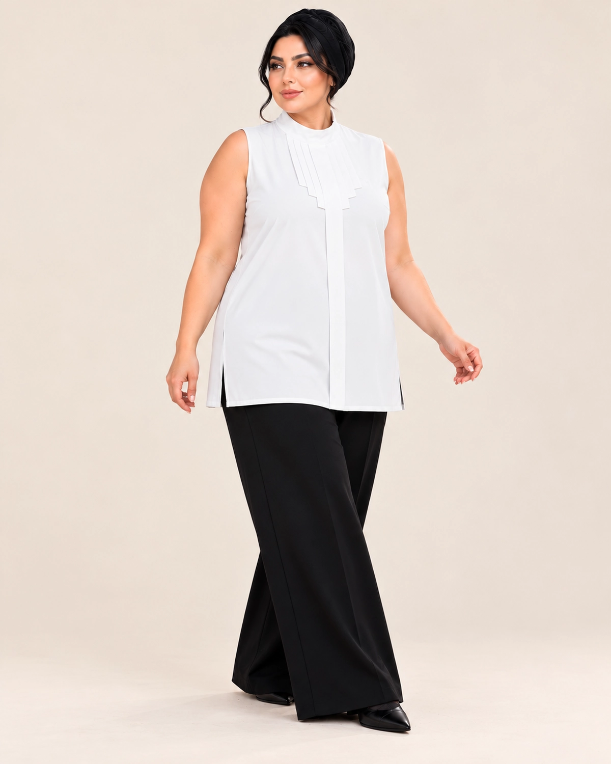 splus-2307-white-pleated-top-front.webp نمای جلوی تاپ زنانه سفید یقه پیلهدار اسپلاس کد ۲۳۰۷ با پیلههای عمودی تزئینی