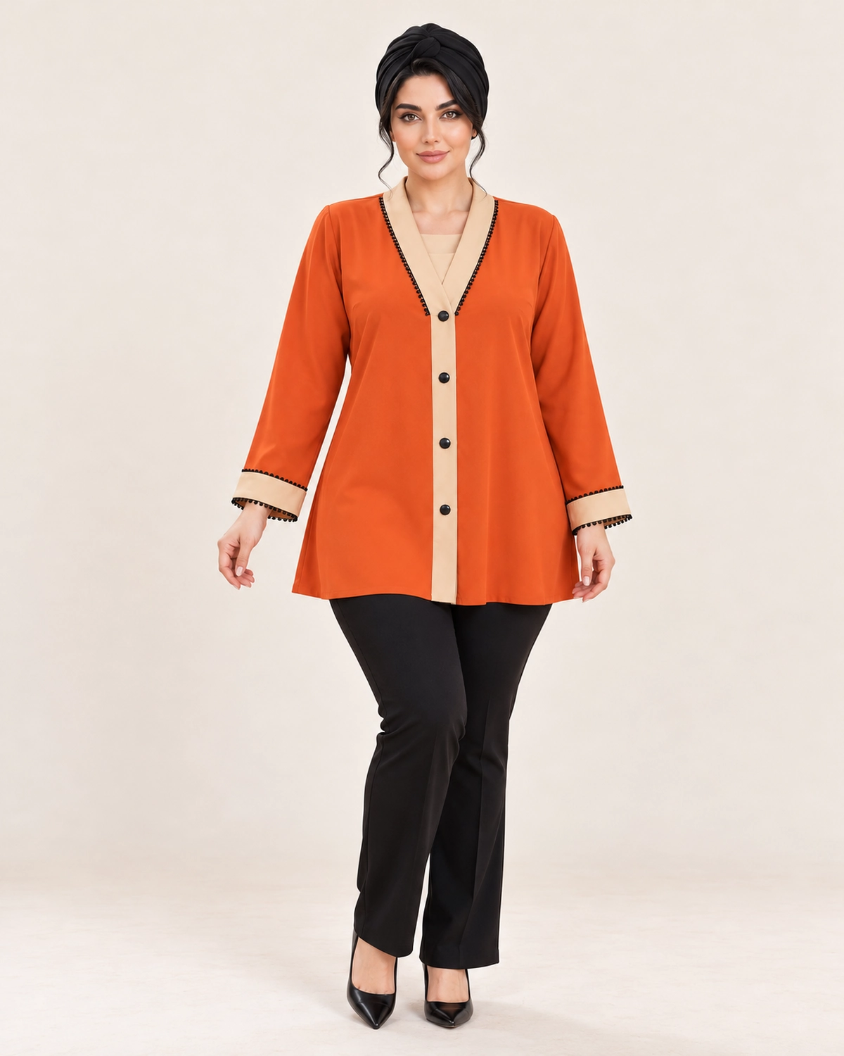 splus-2320-brick-orange-cream-trim-front.webp شومیز زنانه آجری یقه هفت اسپلاس کد ۲۳۲۰ با نوار کرم در یقه، سجاف جلو و سرآستینها