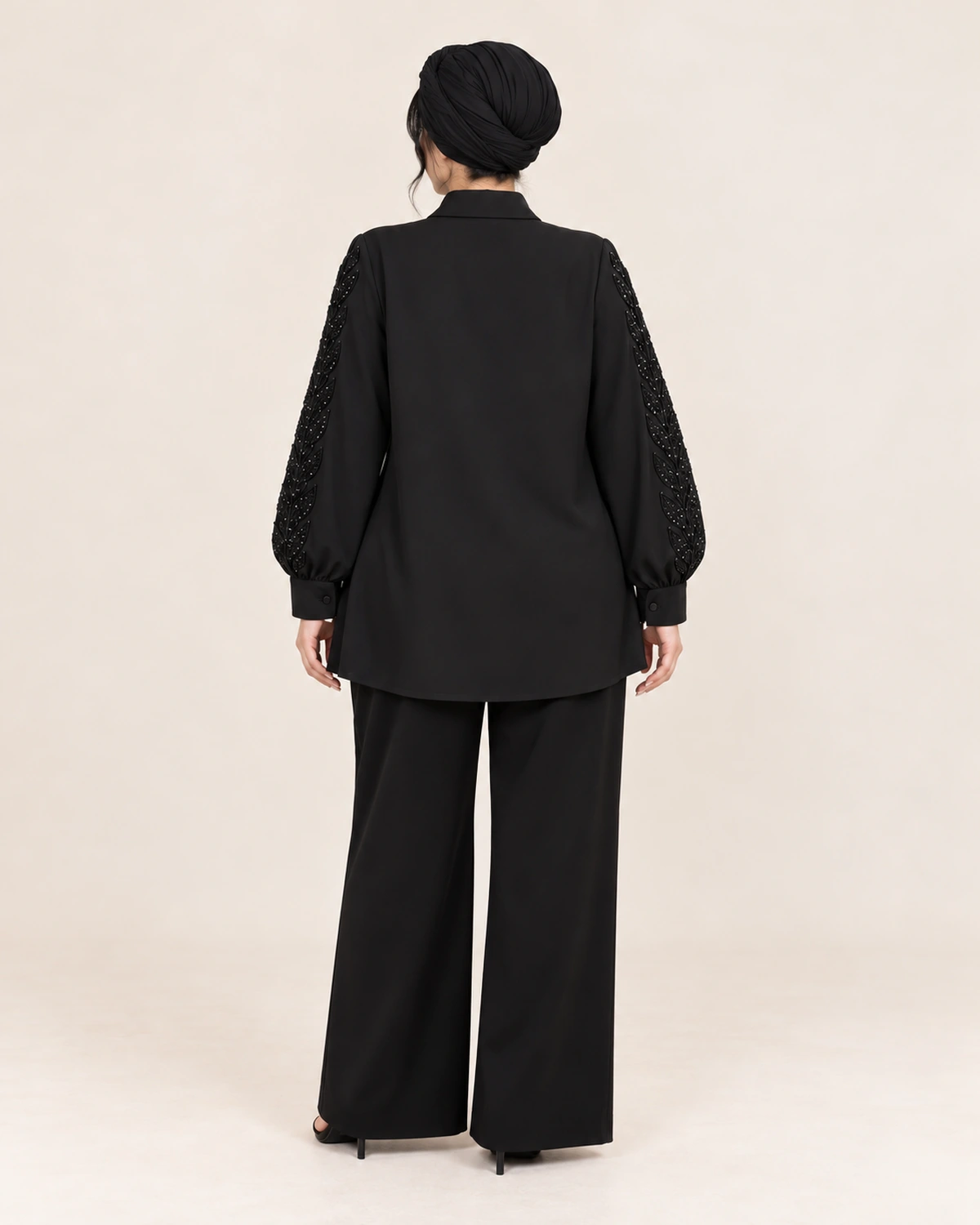 shomiz-sangdozi-2325-black-back.webp نمای پشت شومیز سنگ دوزی شده زنانه مشکی کد 2325 اسپلاس با طراحی آزاد و آستین بلند