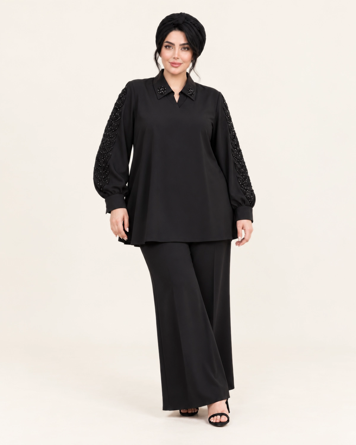 splus-2325-black-front.webp نمای جلو شومیز سنگ کاری شده مشکی کد 2325 اسپلاس با آستین بلند و سنگدوزی گلدار