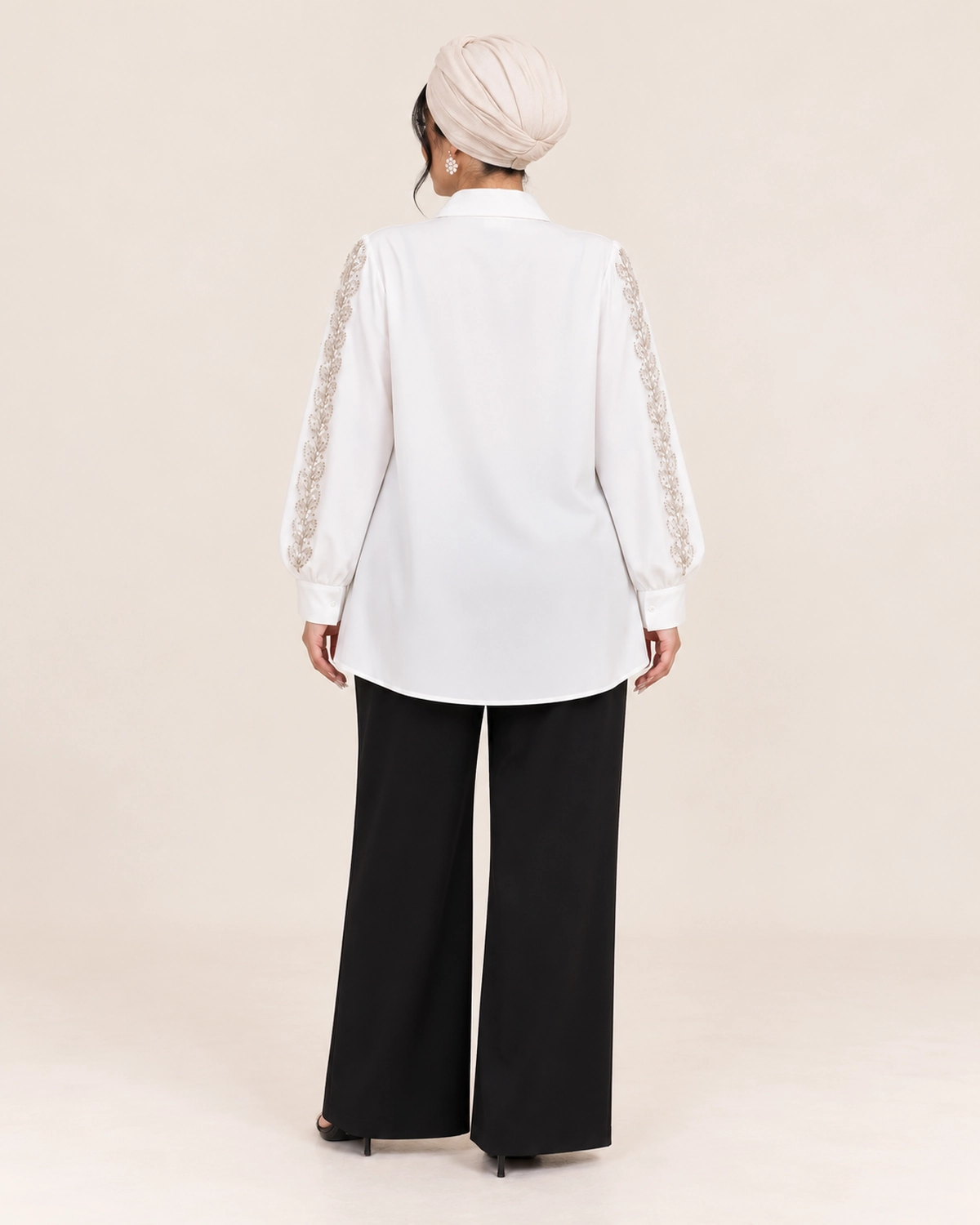 shomiz-sangdozi-2325-white-back.webp نمای پشت شومیز سنگ دوزی شده زنانه سفید کد 2325 اسپلاس با طراحی آزاد و آستین بلند