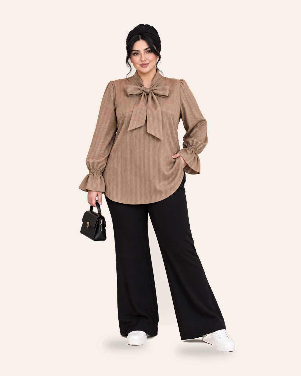 splus-2327-mocha-tie-neck-blouse-front.webp نمای جلو شومیز موکا راهراه یقه پاپیونی کد ۲۳۲۷ با آستین بلند کلوش