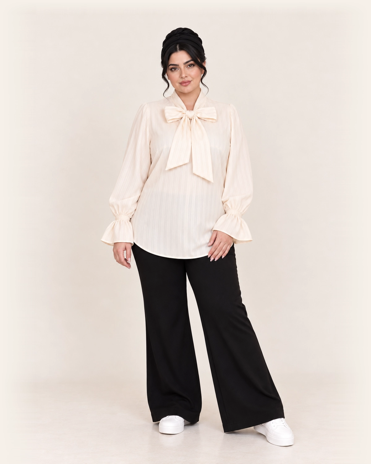 splus-2327-white-tie-neck-blouse-front.webp شومیز سفید یقه پاپیونی زنانه کد ۲۳۲۷ با فرم آزاد و آستینهای چیندار