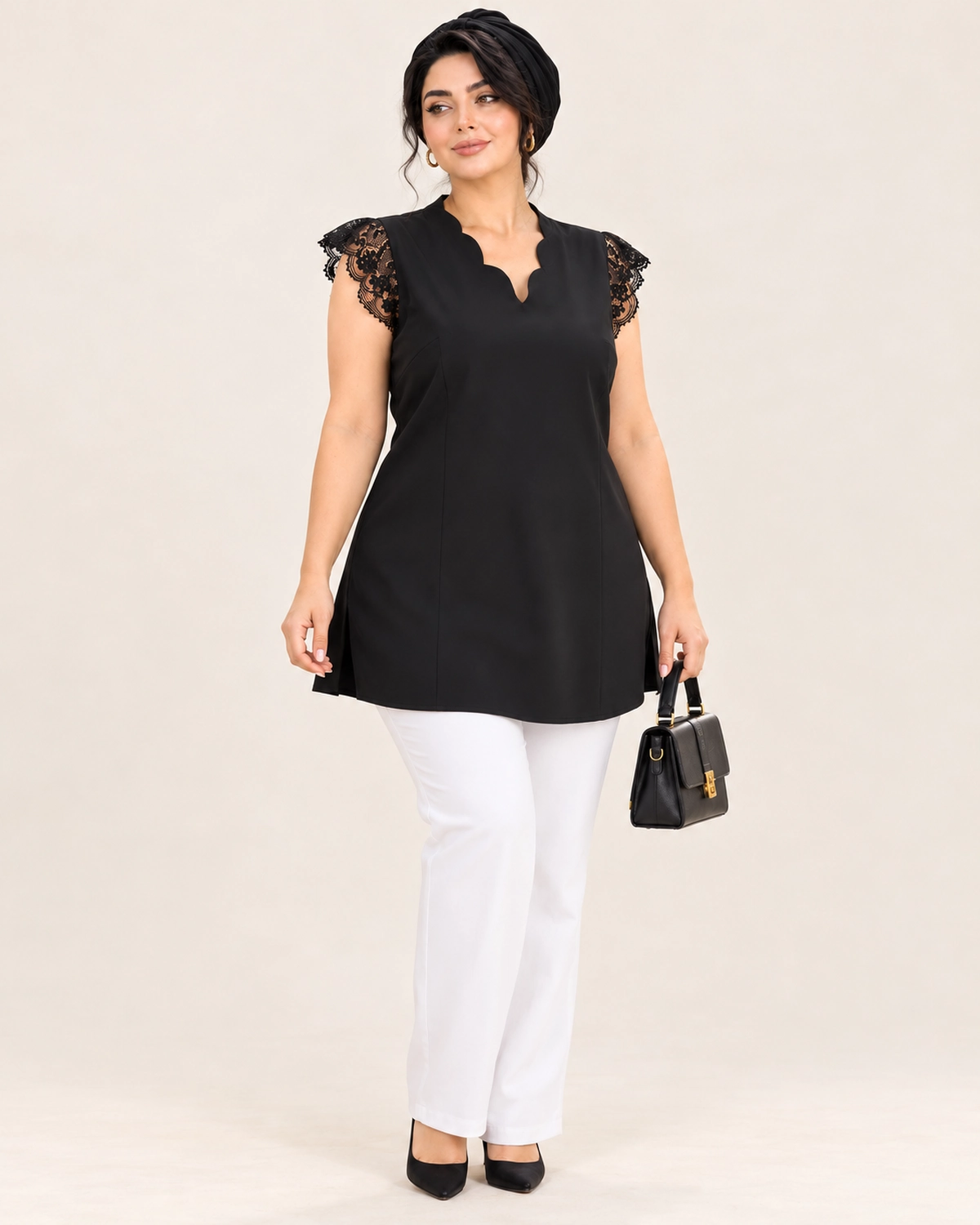 splus-4408-black-scalloped-lace-top-front.webp تاپ دالبری مشکی سایز بزرگ کد ۴۴۰۸ با سرشانه گیپوری، نمای جلو روی مدل همراه شلوار سفید