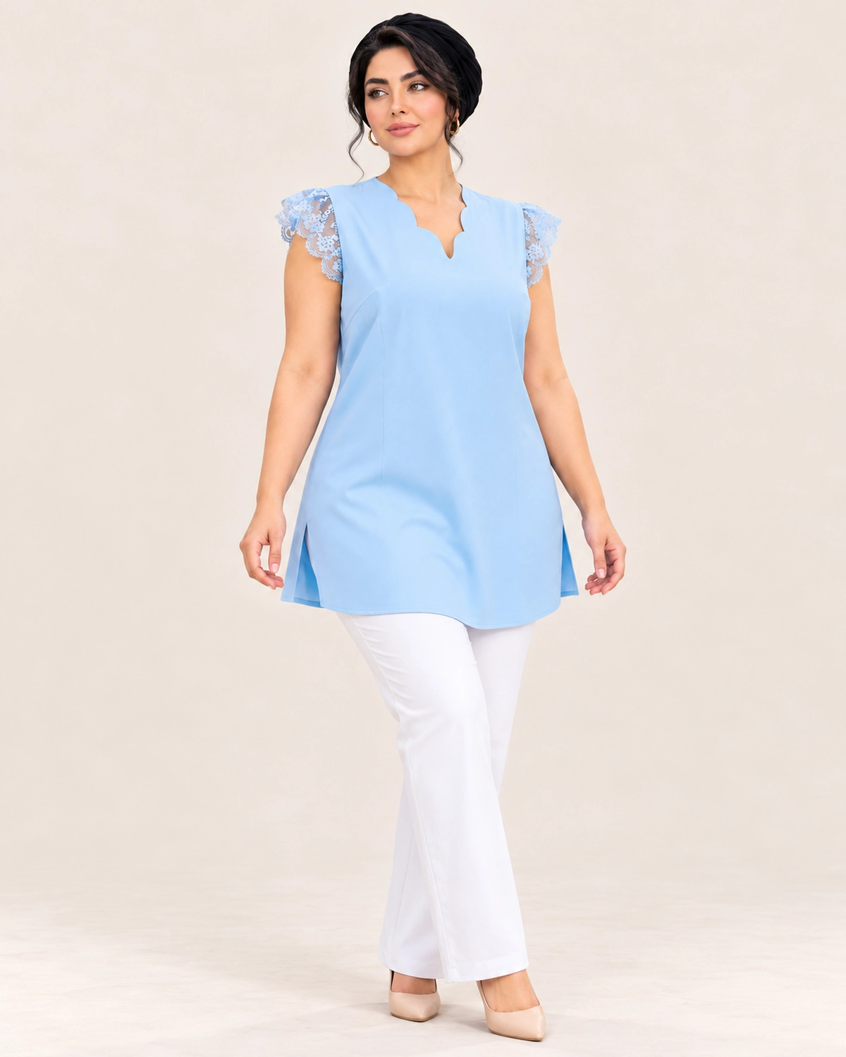 splus-4408-sky-blue-scalloped-lace-top-front.webp نمای جلو تاپ دالبری آبی آسمانی اسپلاس کد ۴۴۰۸ با سرشانه توری گلدار و چاک پهلو
