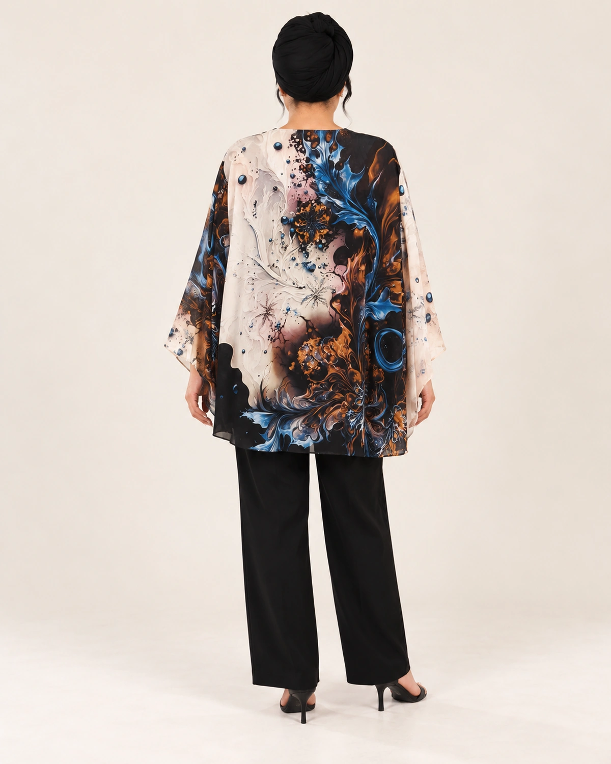 splus-2321-blue-brown-printed-blouse-back.webp نمای پشت شومیز زنانه طرحدار آبی و قهوهای اسپلاس کد ۲۳۲۱ با برش آزاد و آستینهای گشاد