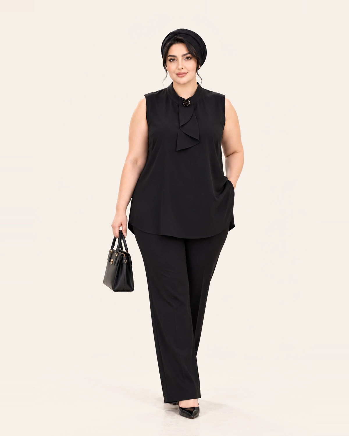 splus-2319-black-tie-neck-top-front.webp تاپ زنانه یقه کراواتی مشکی اسپلاس کد ۲۳۱۹ با آویز لایهای و تزئین گرد روی یقه در نمای جلو