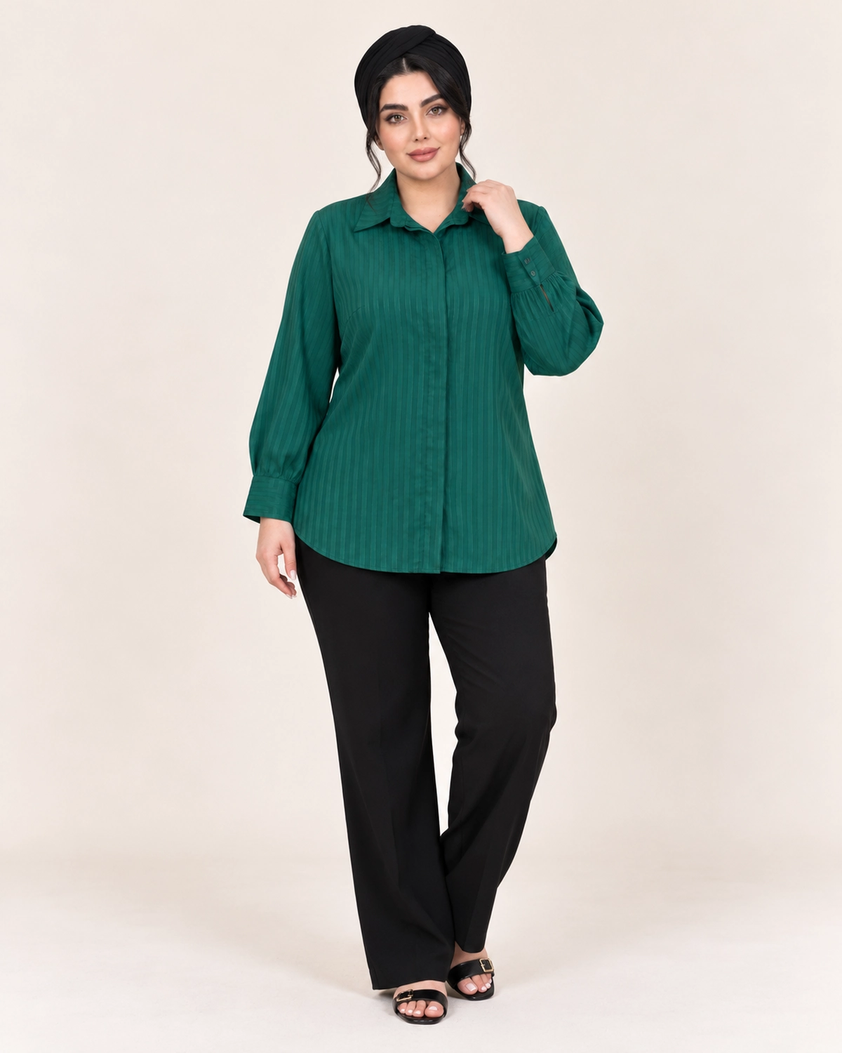 splus-2326-dark-green-striped-blouse-front.webp شومیز زنانه سبز تیره راهراه کد ۲۳۲۶ روی مدل با یقه کلاسیک، دکمه مخفی و آستین بلند