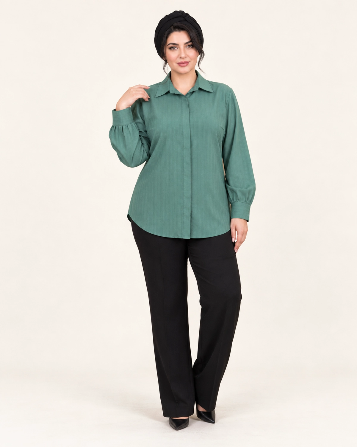 splus-2326-green-pinstripe-blouse-front.webp شومیز زنانه راهراه سبز اسپلاس کد ۲۳۲۶ با دکمه مخفی، یقه مردانه و پایین هلالی