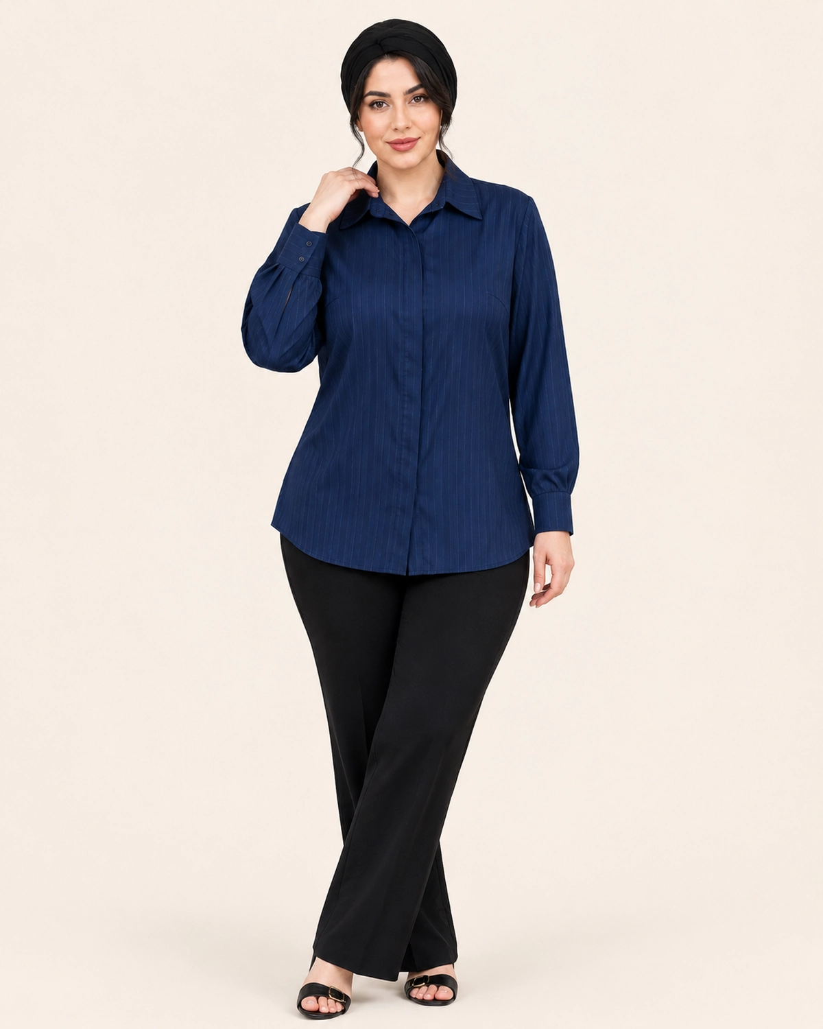 splus-2326-navy-pinstripe-blouse-front.webp نمای جلوی شومیز زنانه سرمهای راهراه دکمه مخفی اسپلاس کد ۲۳۲۶ با آستین بلند