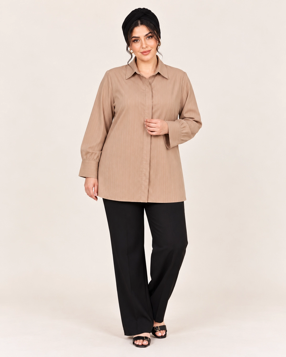 splus-2326-light-brown-striped-blouse-front.webp شومیز زنانه قهوهای روشن راهراه کد ۲۳۲۶ با یقه کلاسیک و سجاف دکمه مخفی روی مدل