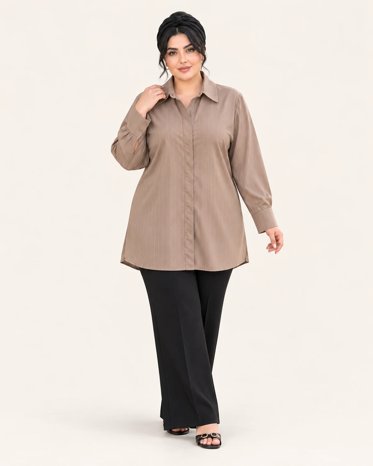 splus-2326-mocha-pinstripe-blouse-front.webp شومیز زنانه موکا با راهراههای عمودی ظریف، دکمه مخفی و آستین بلند کد ۲۳۲۶ اسپلاس