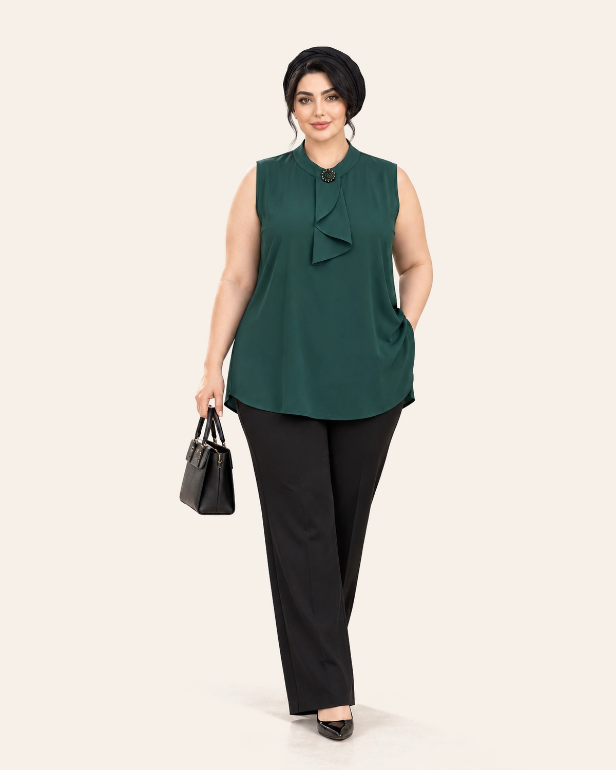splus-2319-jade-green-tie-neck-top-front.webp نمای جلوی تاپ زنانه سبز یشمی یقه کراواتی اسپلاس کد ۲۳۱۹ با آویز آبشاری و شلوار مشکی