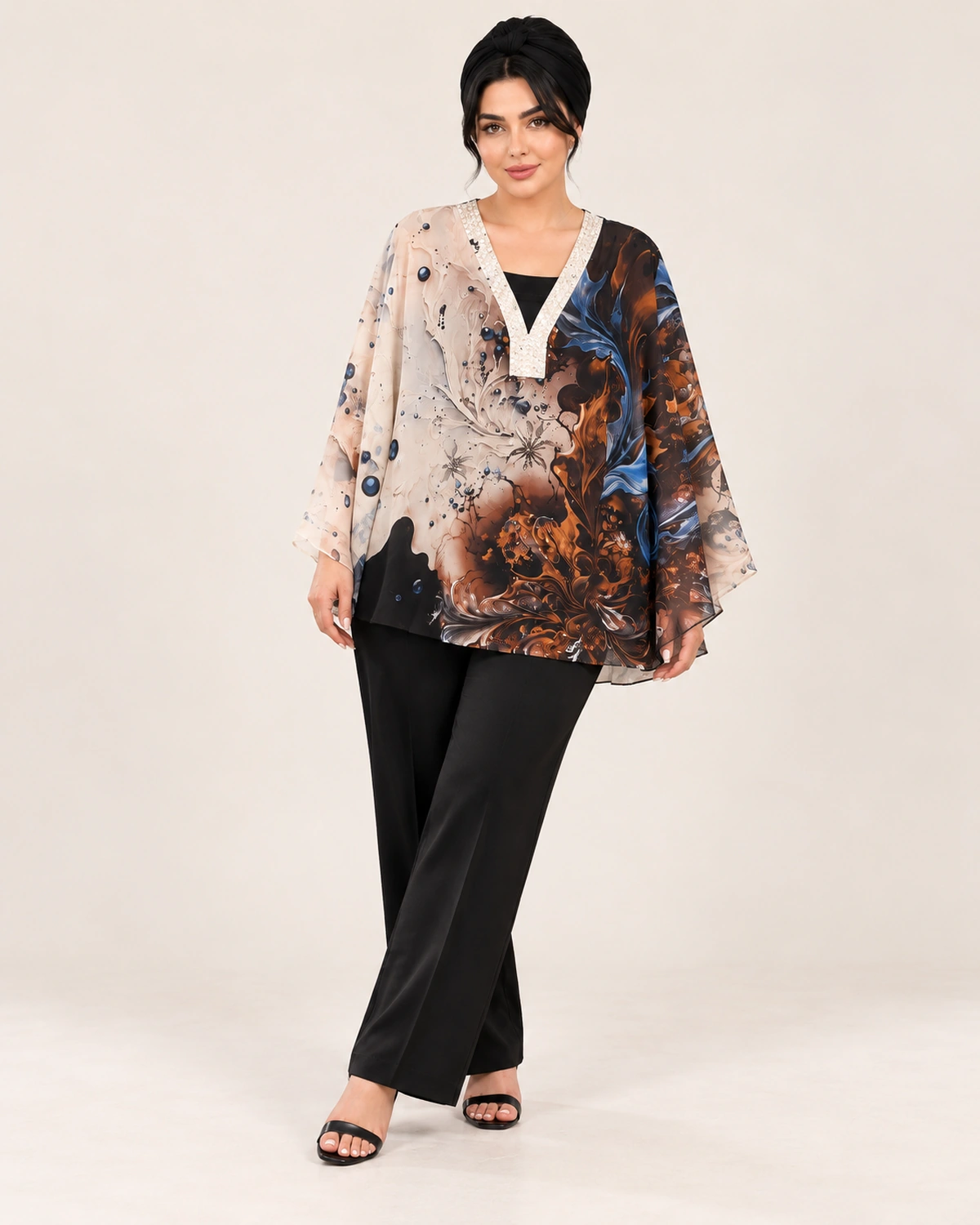 splus-2321-blue-brown-printed-blouse-front.webp شومیز زنانه طرحدار اسپلاس کد ۲۳۲۱ با نقوش آبی و قهوهای روی زمینه روشن و یقه هفت تزئینی