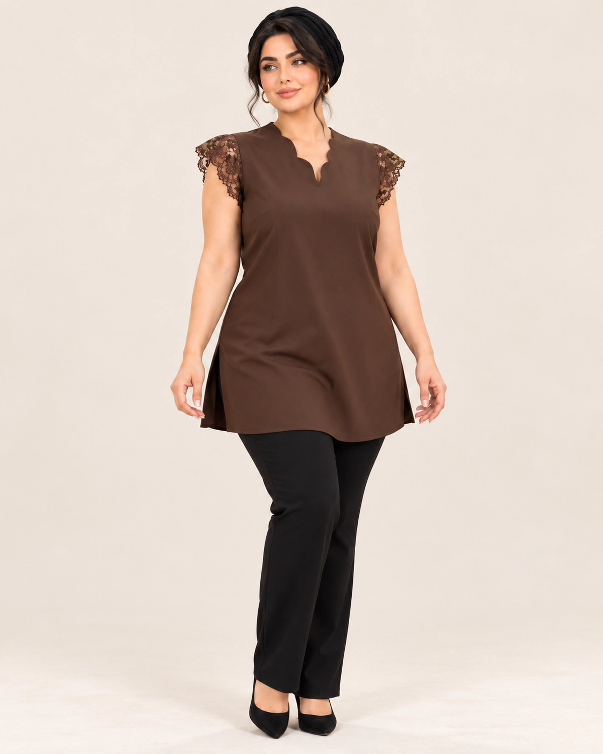 splus-4408-brown-scalloped-lace-top-front.webp تاپ زنانه قهوهای سایز بزرگ کد ۴۴۰۸، نمای جلو با یقه دالبری و گیپور گلدار روی سرشانه