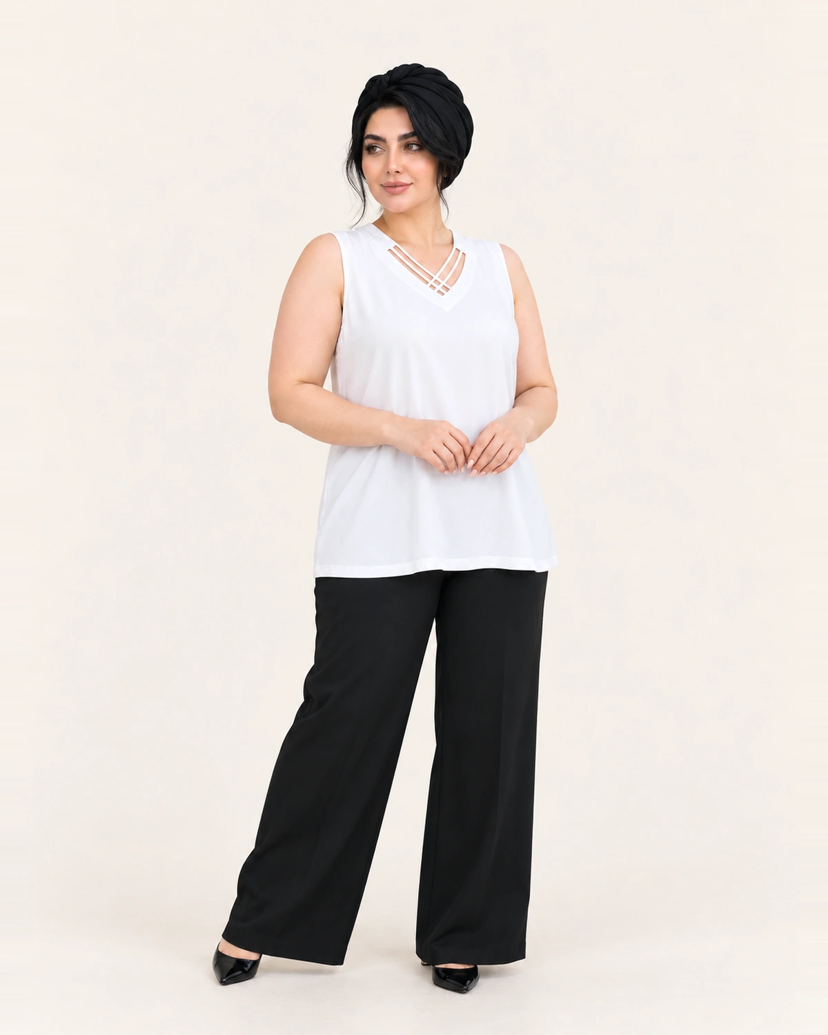 splus-2315-white-crisscross-top-front.webp تاپ زنانه سفید یقه هفت بندی اسپلاس کد ۲۳۱۵ با بندهای تزئینی ضربدری در قسمت جلو