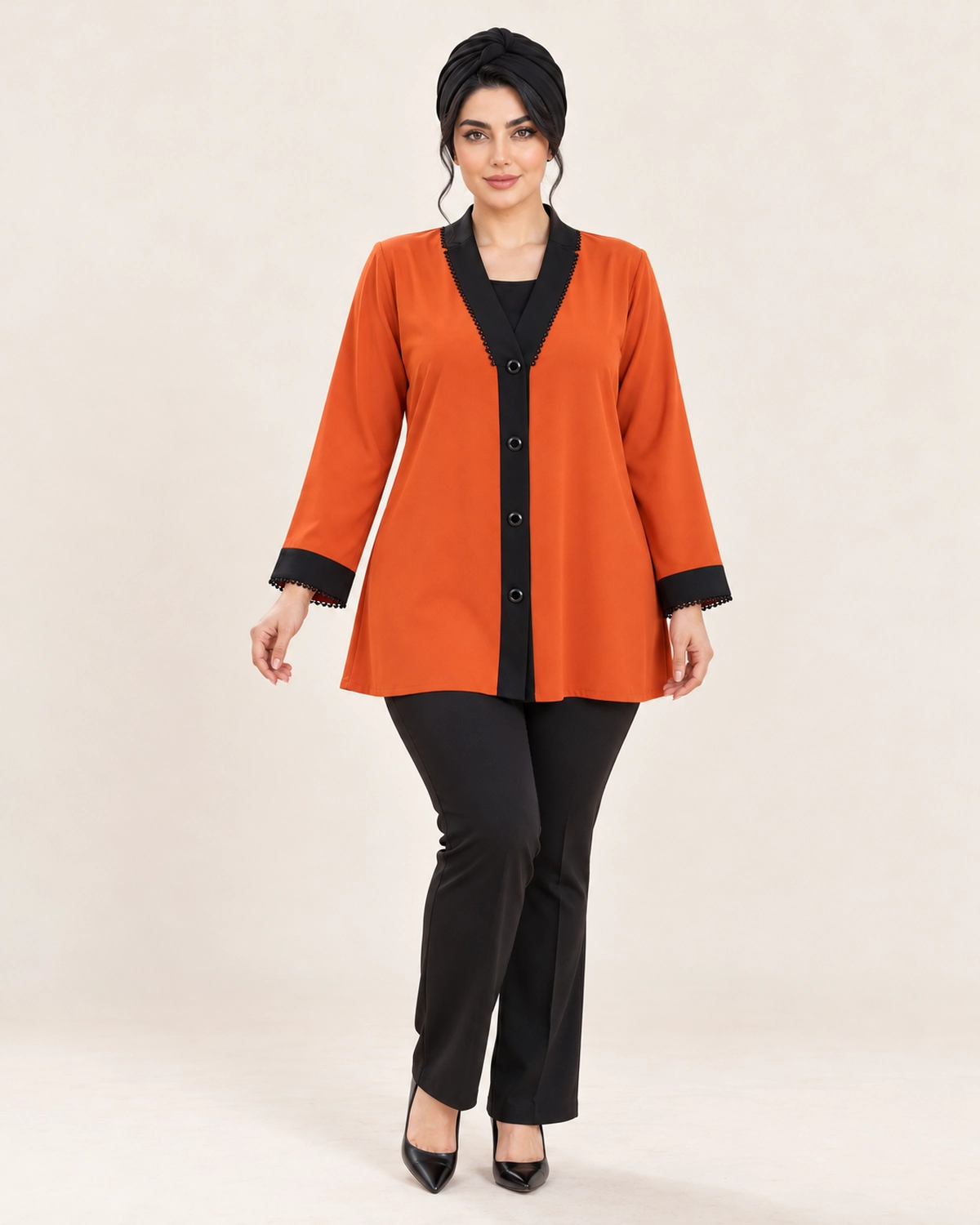 splus-2320-brick-orange-black-trim-front.webp نمای جلوی شومیز زنانه آجری با نوار مشکی اسپلاس کد ۲۳۲۰ و طراحی یقه هفت دکمهدار