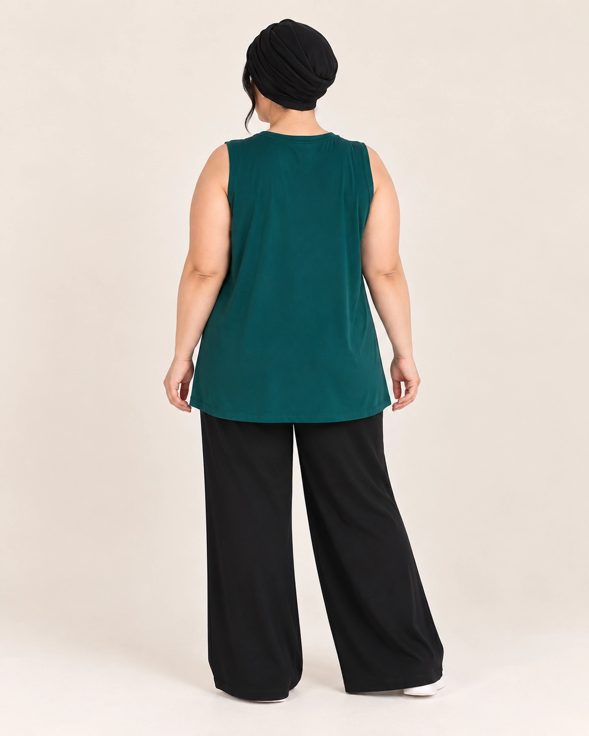splus-2315-jade-green-top-back.webp نمای پشت تاپ زنانه سبز یشمی اسپلاس کد ۲۳۱۵ با یقه گرد، طراحی بدون آستین و بدنه ساده