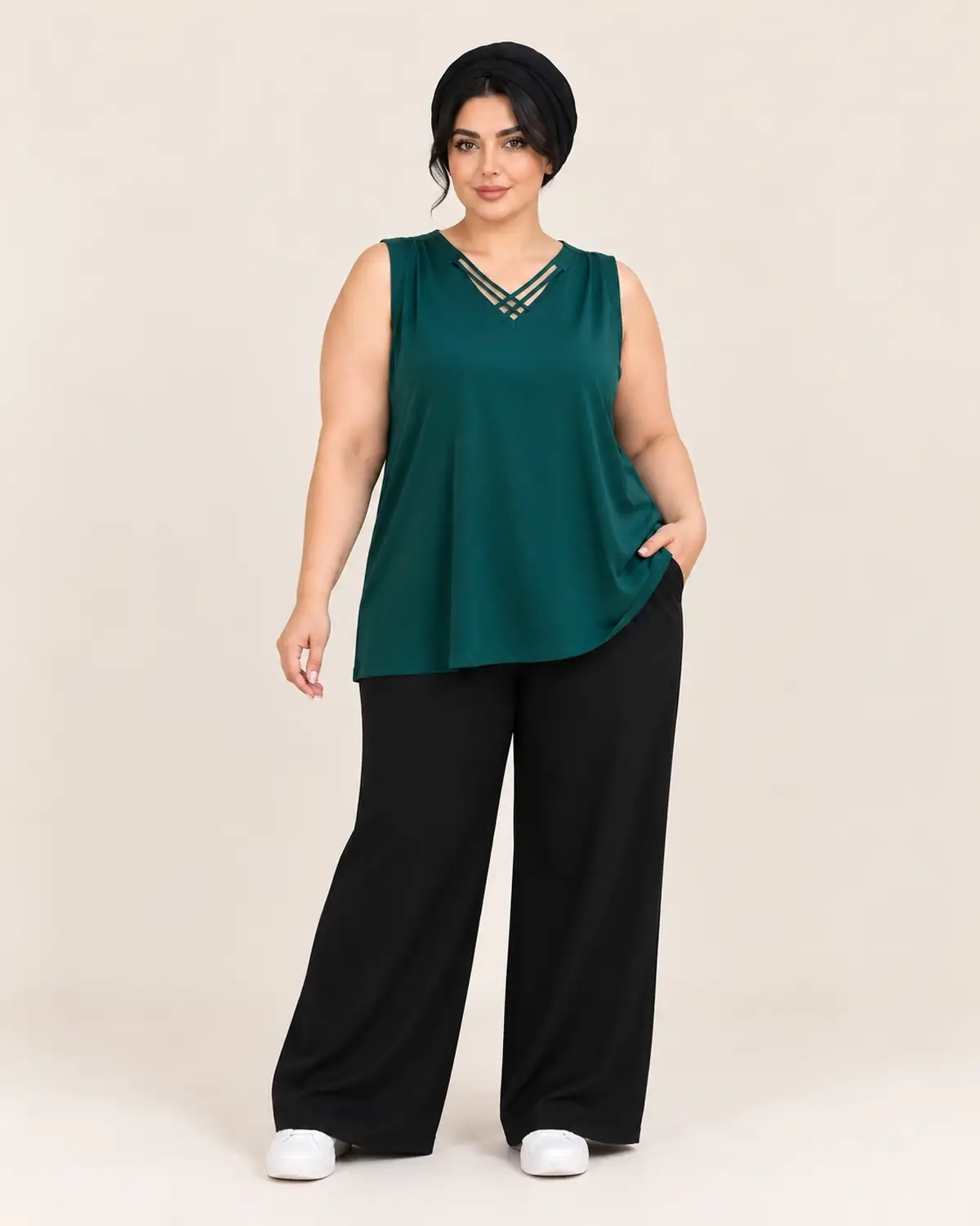 splus-2315-jade-green-crisscross-top-front.webp نمای جلوی تاپ زنانه یقه بندی سبز یشمی اسپلاس کد ۲۳۱۵ با بندهای متقاطع روی یقه هفت