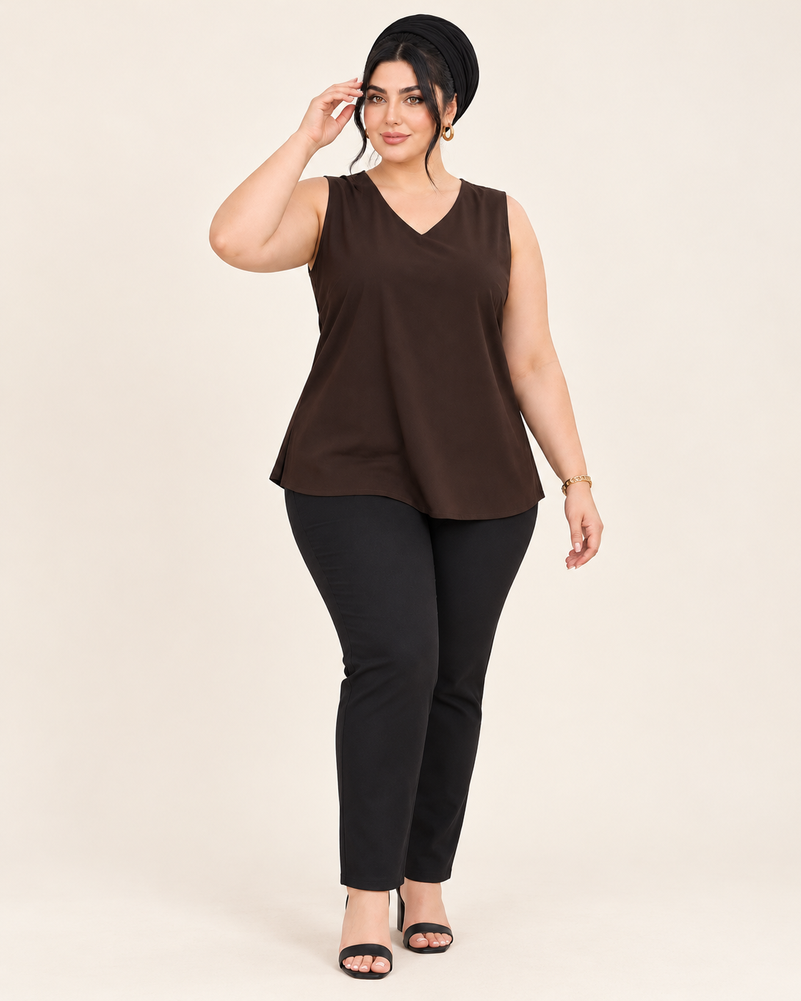 splus-4407-brown-v-neck-top-front.webp تاپ زنانه قهوهای یقه هفت کد ۴۴۰۷ اسپلاس، نمای جلو روی مدل با شلوار مشکی