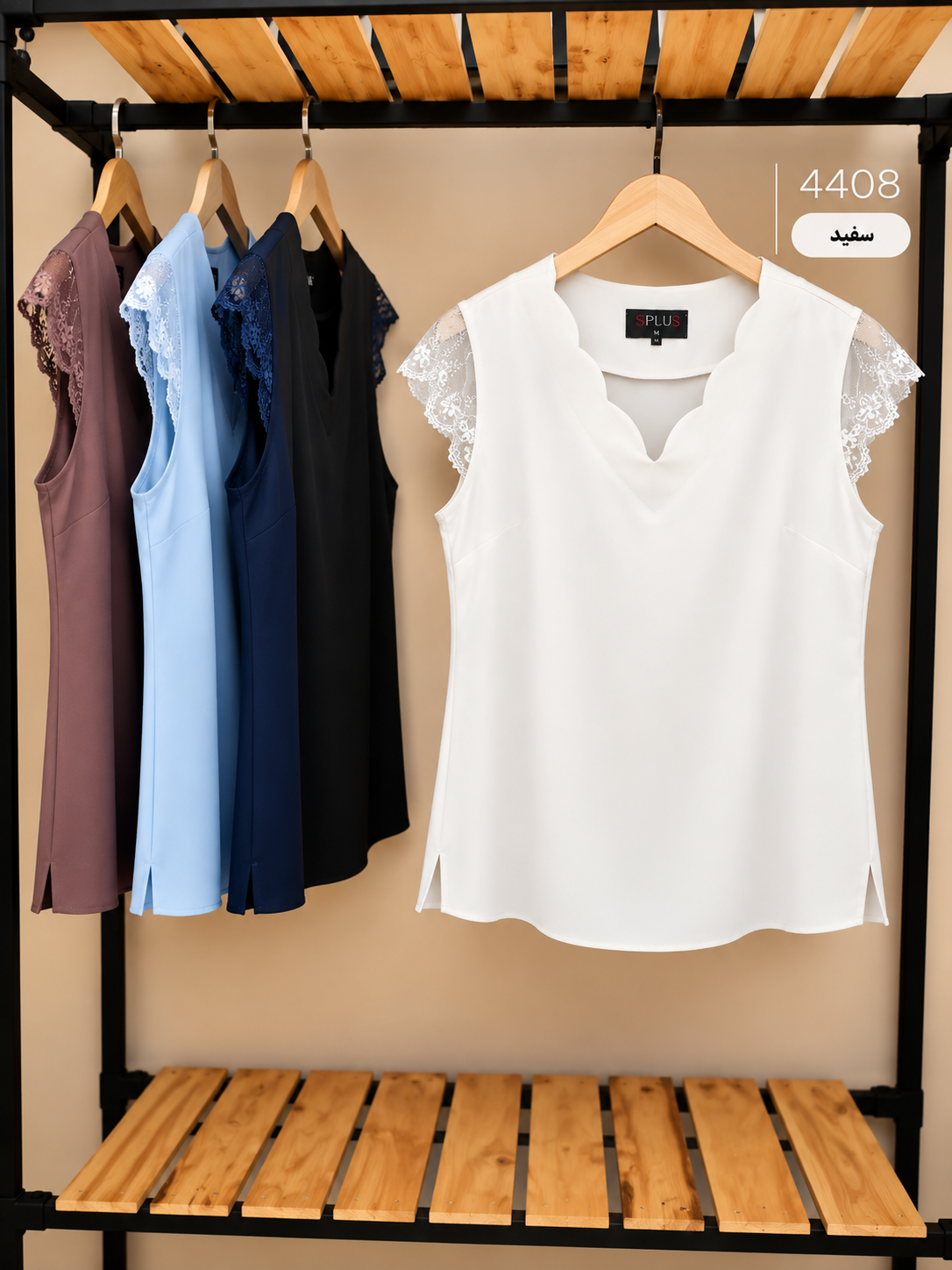 splus-4408-white-hanger.webp تاپ سفید دالبری کد ۴۴۰۸ روی رگال با یقه منحنی و گیپور سرشانه