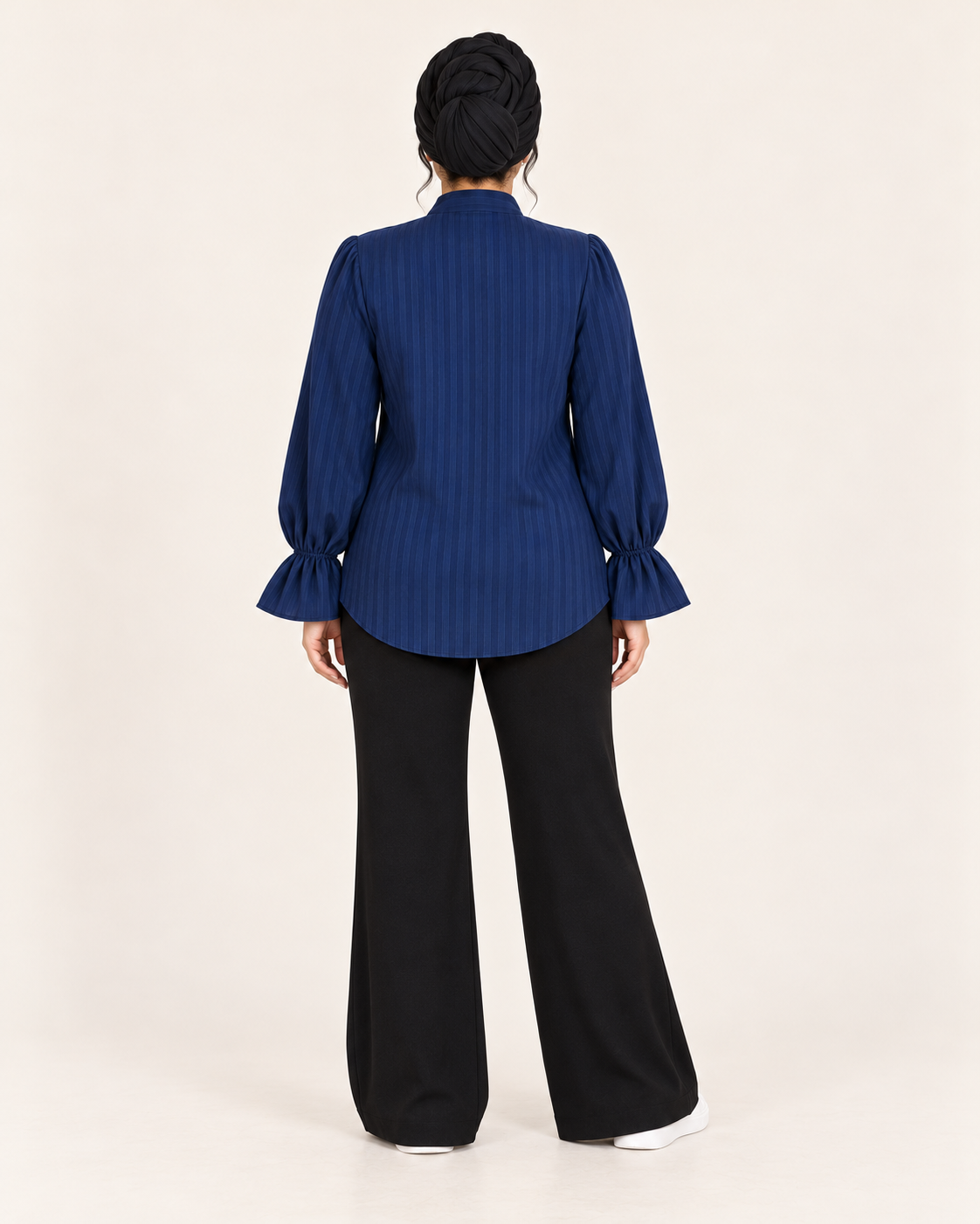 splus-2327-navy-tie-neck-blouse-back.webp نمای پشت شومیز یقه پاپیونی راهراه کد ۲۳۲۷ رنگ سرمهای