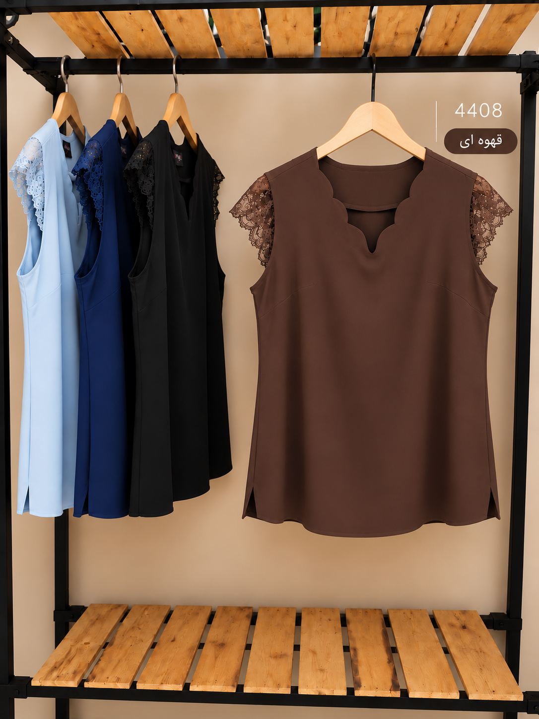 splus-4408-brown-hanger.webp تاپ دالبری قهوهای سایز بزرگ اسپلاس کد ۴۴۰۸ روی چوبلباسی