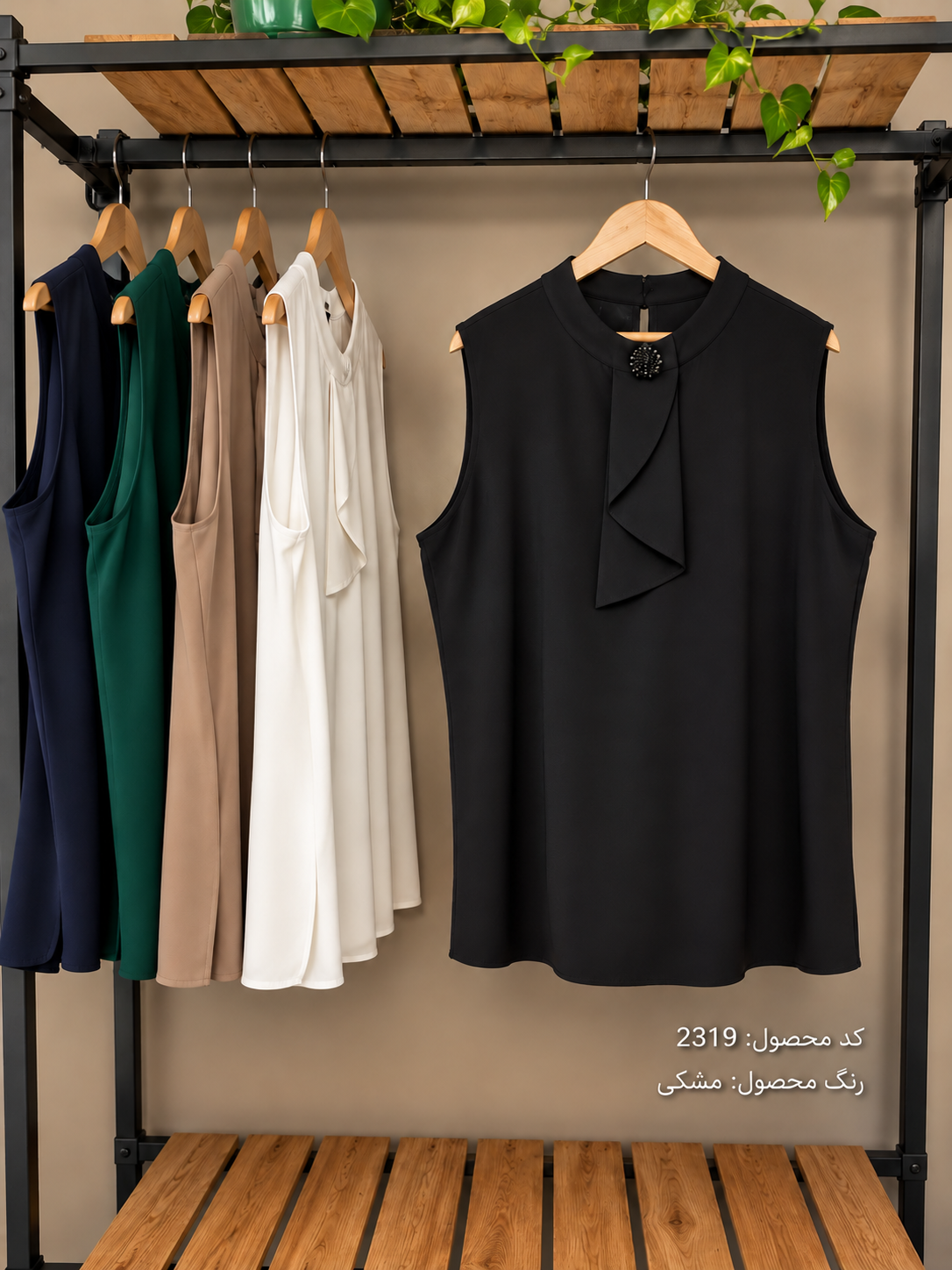 splus-2319-black-tie-neck-top-hanger.webp تاپ مشکی زنانه یقه کراواتی آبشاری اسپلاس کد ۲۳۱۹ روی چوبلباسی در نمای جلو