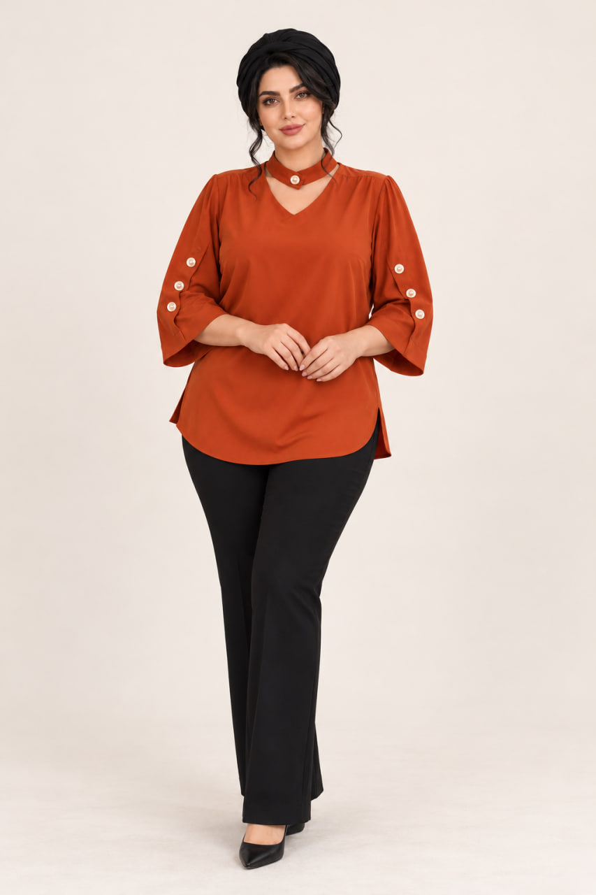 splus-4405-brick-orange-front.webp نمای جلوی شومیز زنانه آجری کد ۴۴۰۵ با یقه هفت، بند دکمهدار و لبه منحنی
