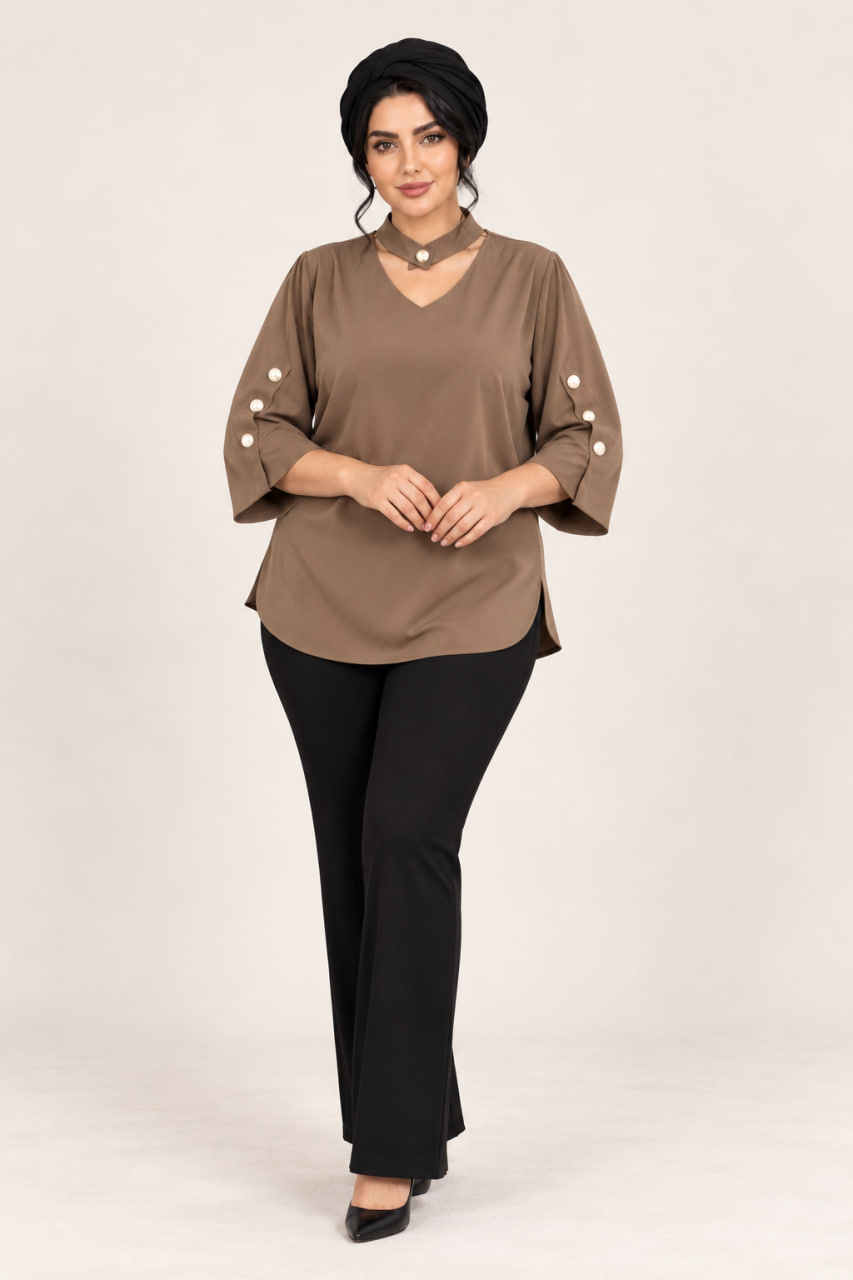 splus-4405-mocha-front.webp شومیز زنانه دو یقه رنگ موکا کد ۴۴۰۵ بر تن مدل با آستین سهربع و دکمههای تزئینی