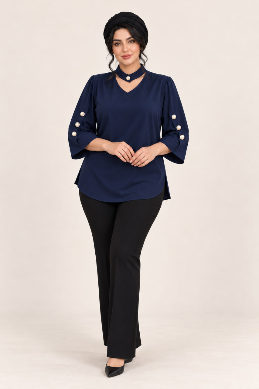 splus-4405-navy-front.webp نمای جلوی شومیز سرمهای دو یقه کد ۴۴۰۵ روی مدل با یقه هفت و دکمههای تزئینی آستین