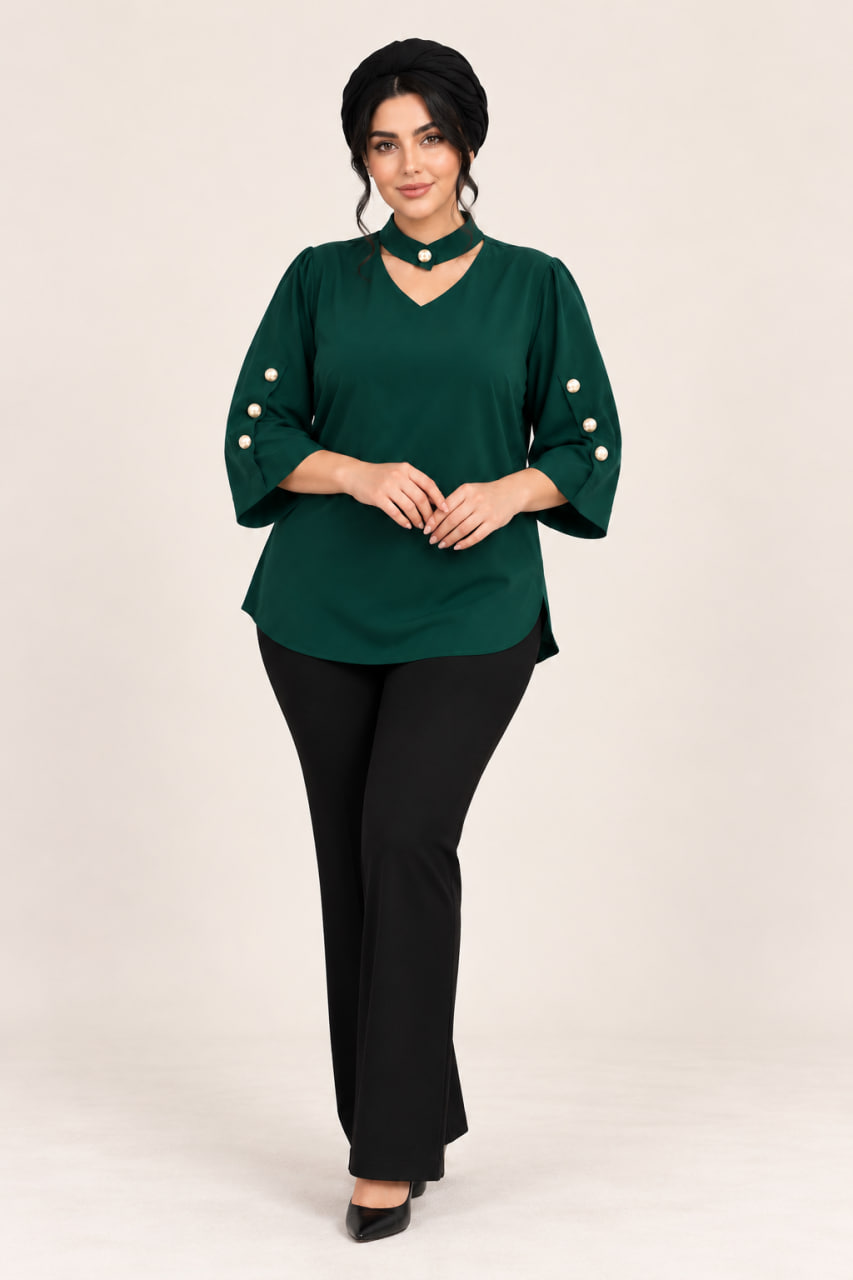 splus-4405-jade-green-front.webp نمای جلوی شومیز دو یقه کد ۴۴۰۵ رنگ سبز یشمی بر تن مدل، با بند یقه و آستین دکمهدار